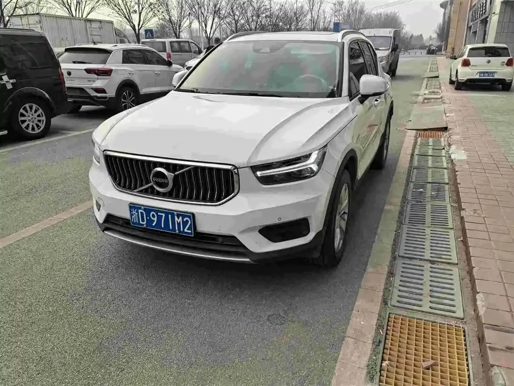 Volvo XC40 — фото 1
