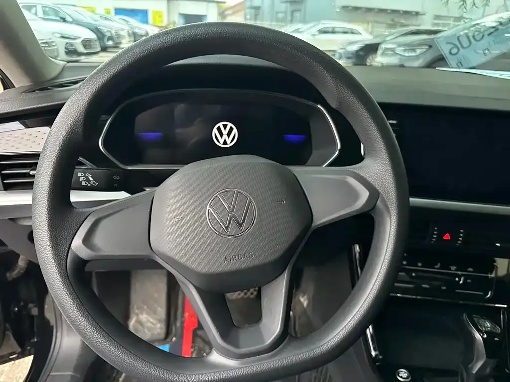 Volkswagen Passat New Energy — фото 3