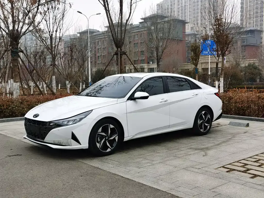 Hyundai Elantra — фото 1