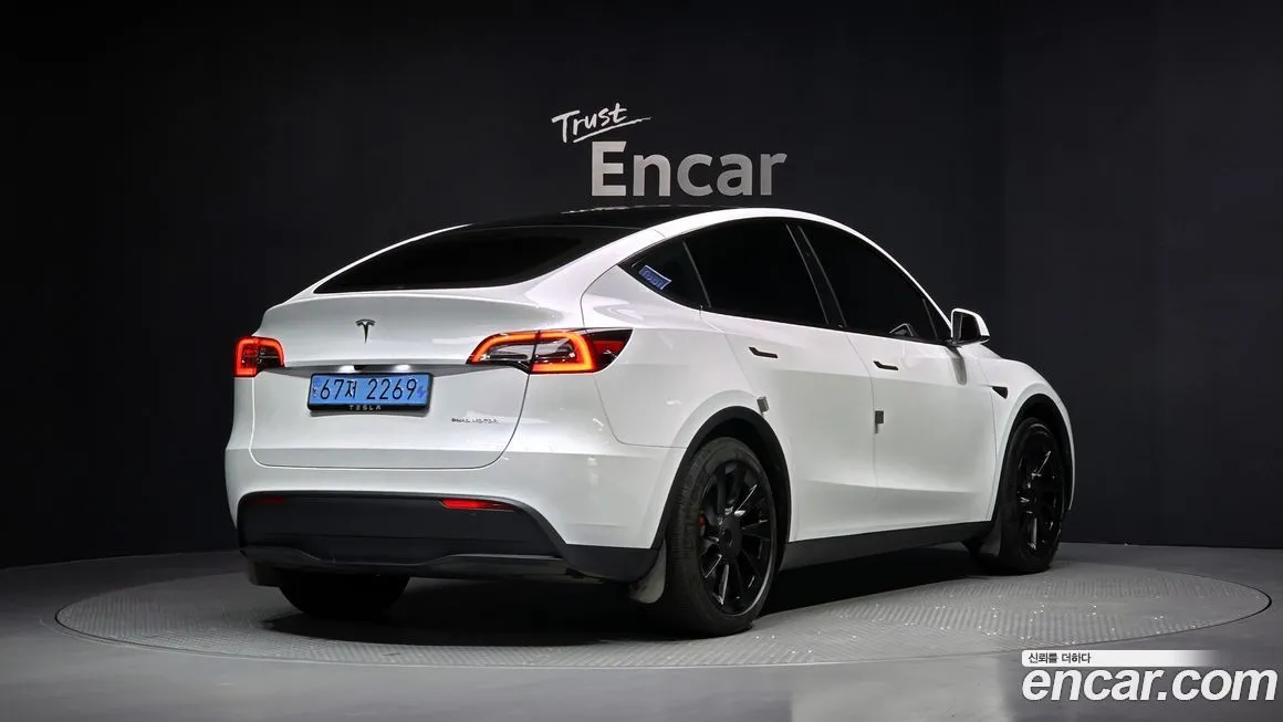 Tesla Model Y — фото 10