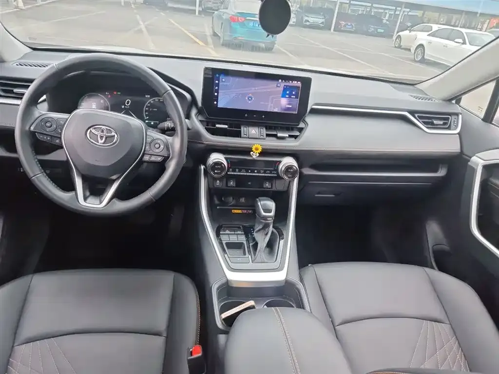 Toyota RAV4 — фото 5