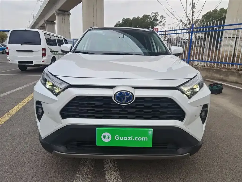 Toyota RAV4 — фото 2