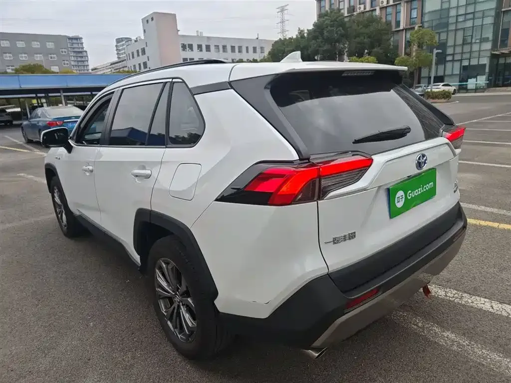 Toyota RAV4 — фото 7
