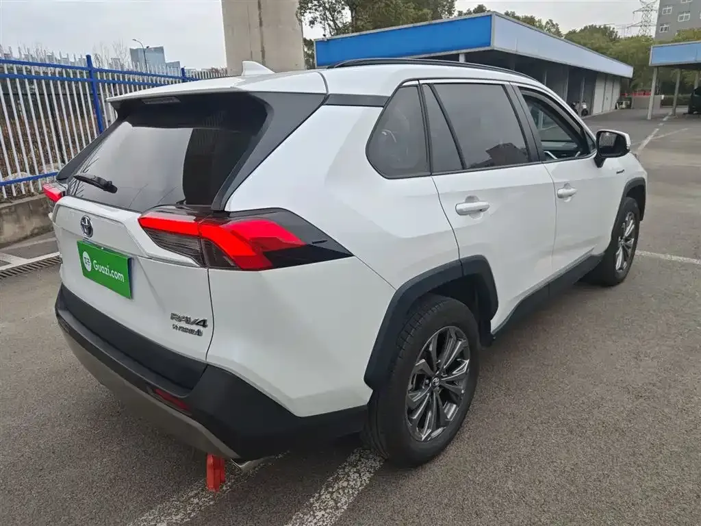 Toyota RAV4 — фото 3