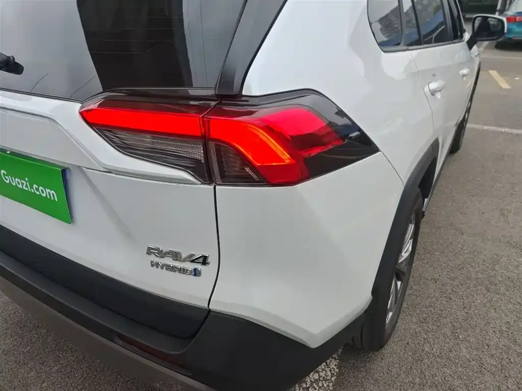Toyota RAV4 — фото 9