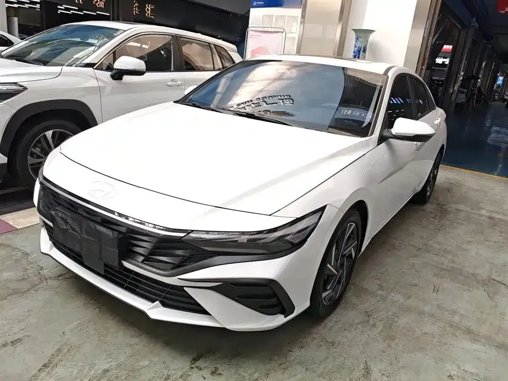 Hyundai Elantra — фото 1