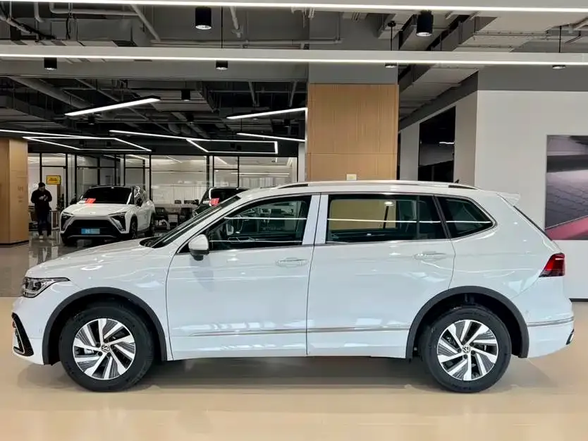Volkswagen Tiguan L New Energy — фото 4
