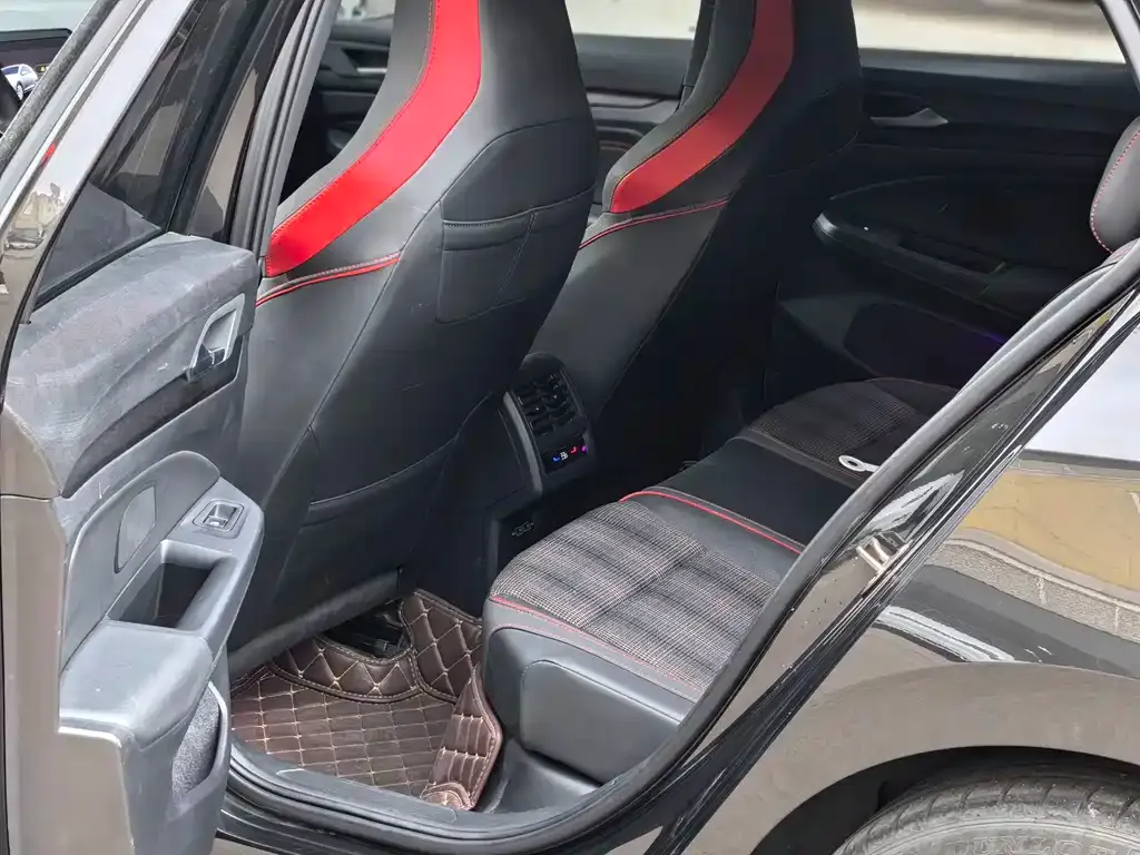 Volkswagen Golf GTI — фото 9