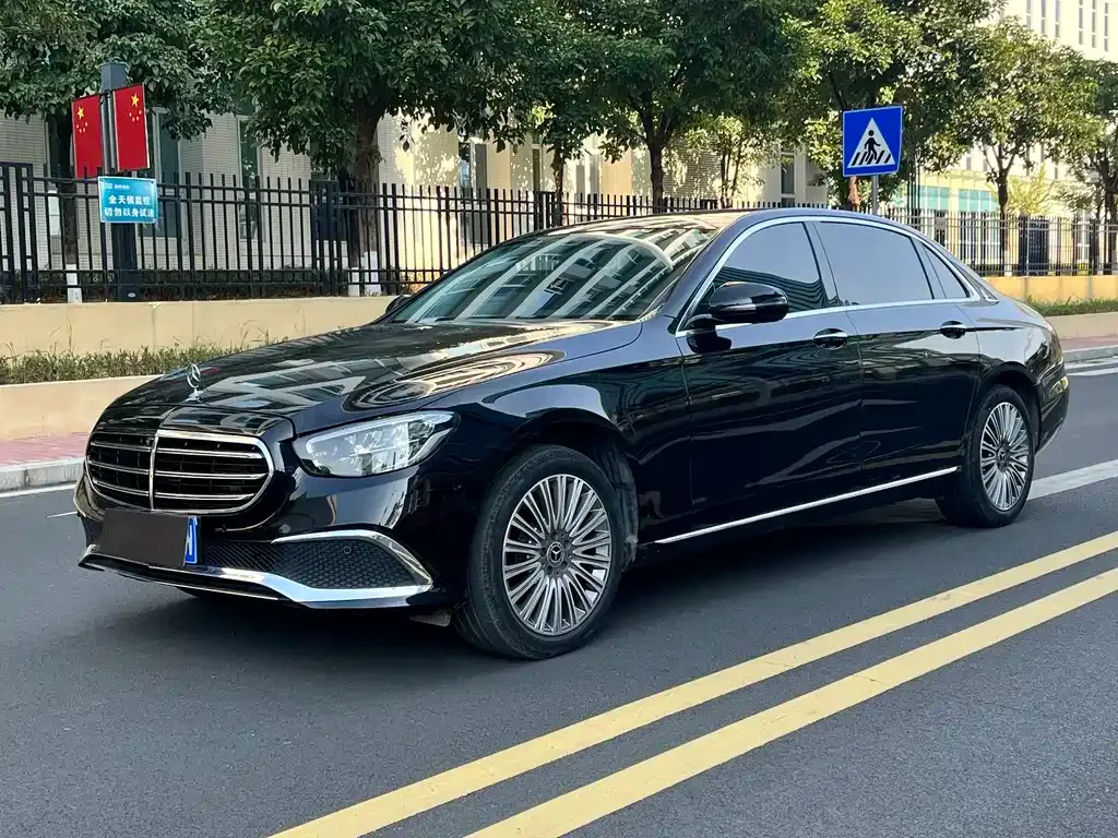 Mercedes-Benz E-Class — фото 1