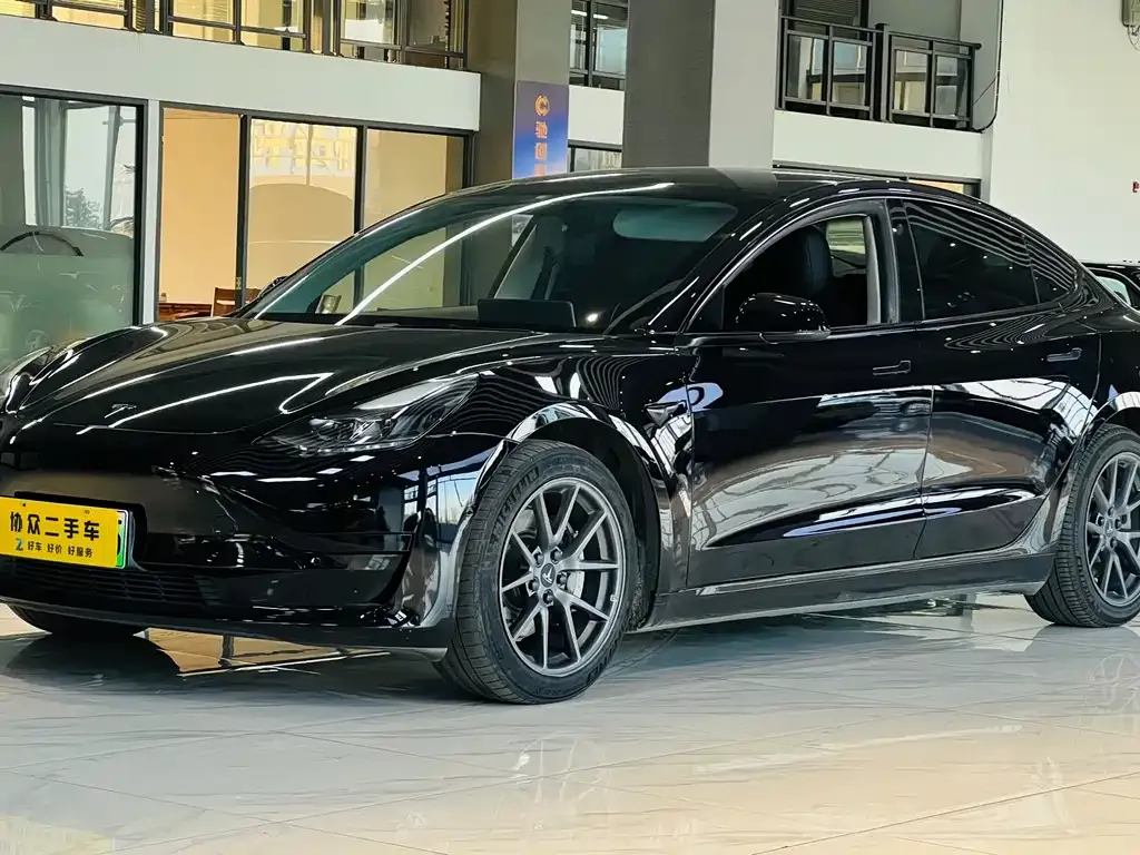 Tesla Model 3 — фото 1