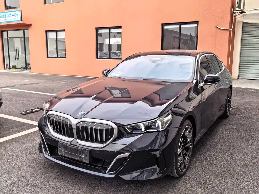 BMW 5 Series — фото 1