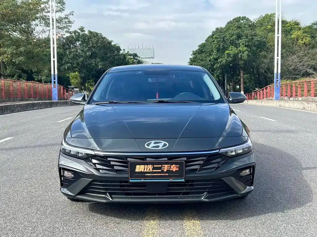 Hyundai Elantra — фото 1
