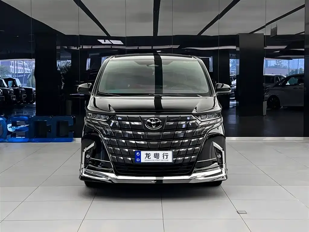 Toyota Alphard — фото 1