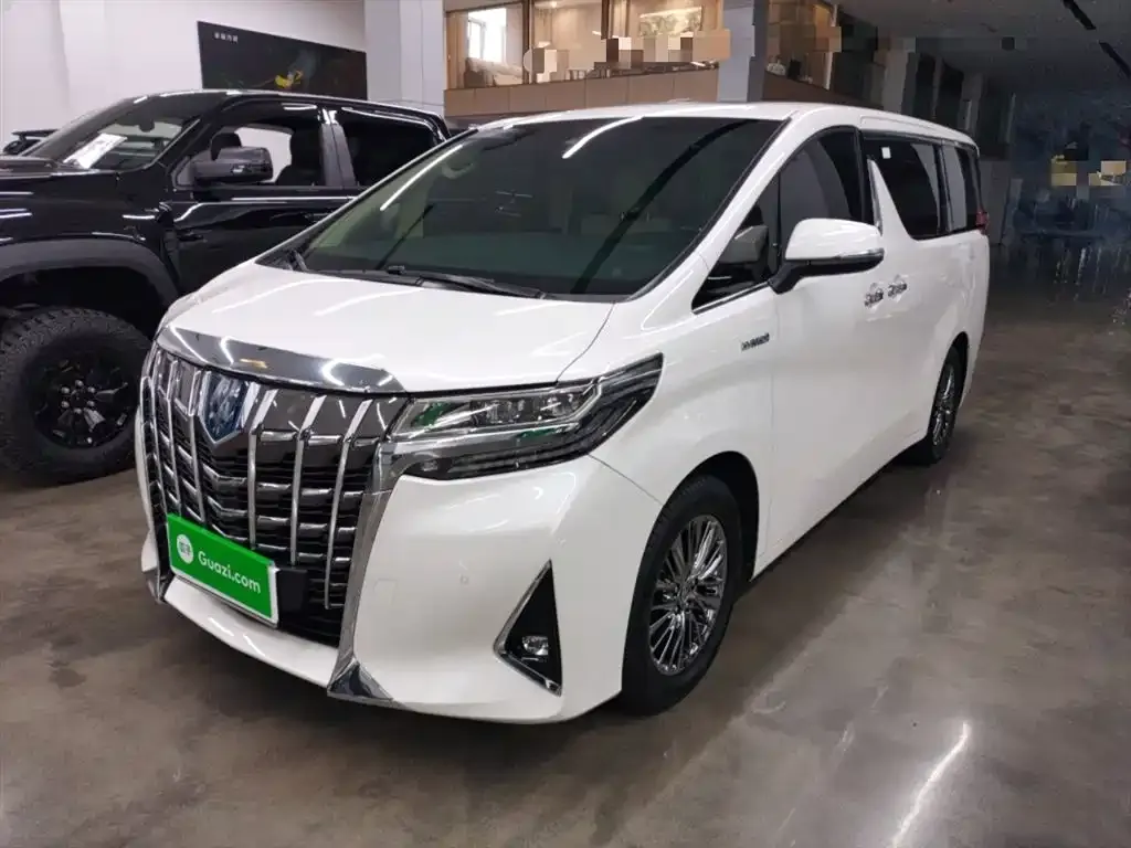 Toyota Alphard — фото 1