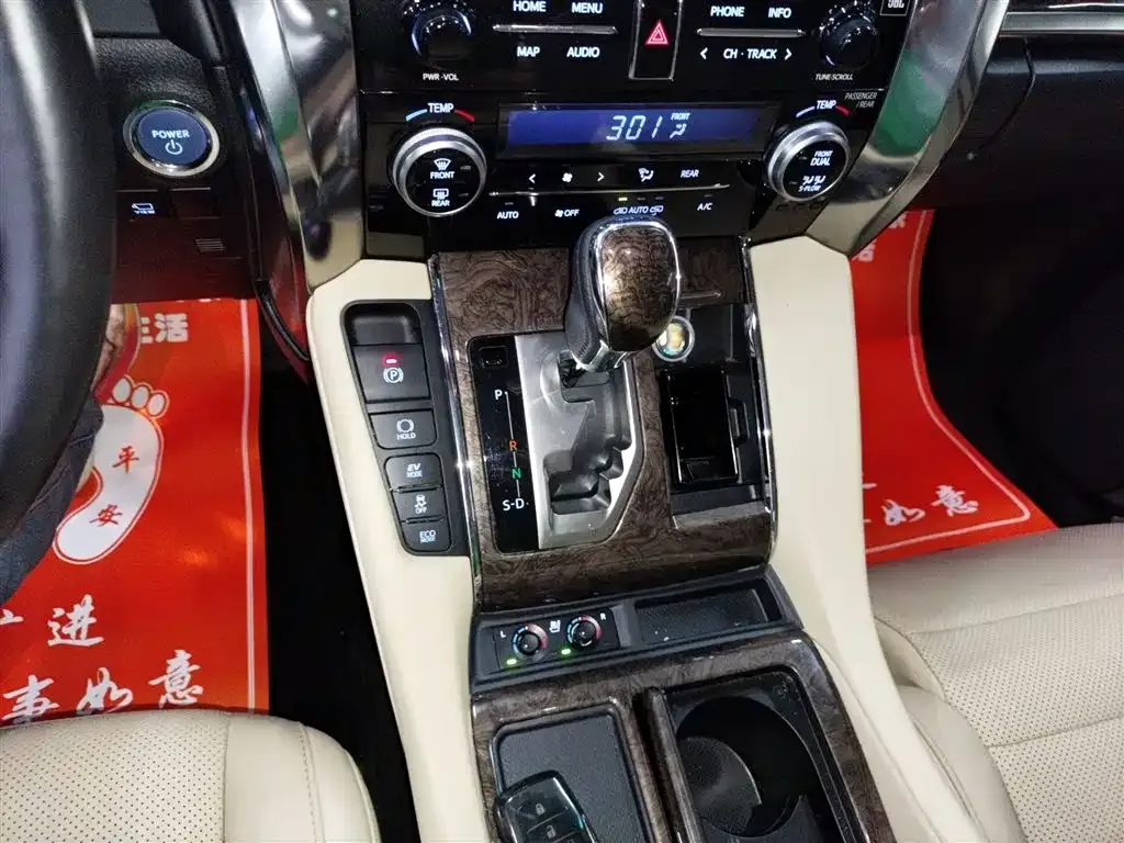 Toyota Alphard — фото 9