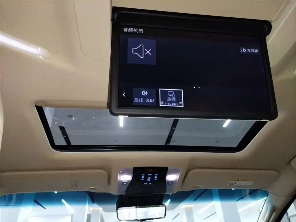Toyota Alphard — фото 2