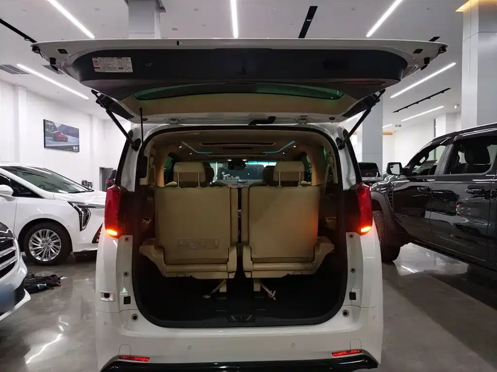 Toyota Alphard — фото 5