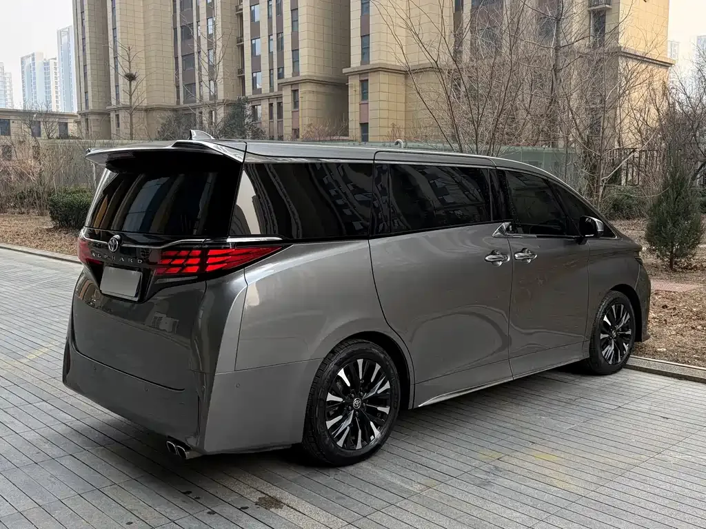 Toyota Alphard — фото 9