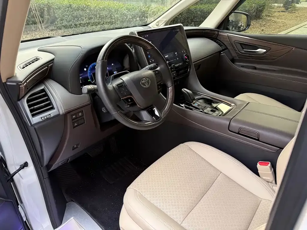 Toyota Alphard — фото 4