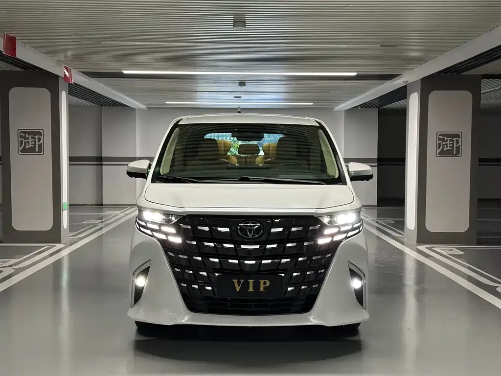 Toyota Alphard — фото 1