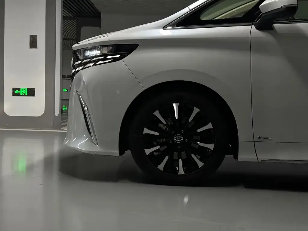 Toyota Alphard — фото 4