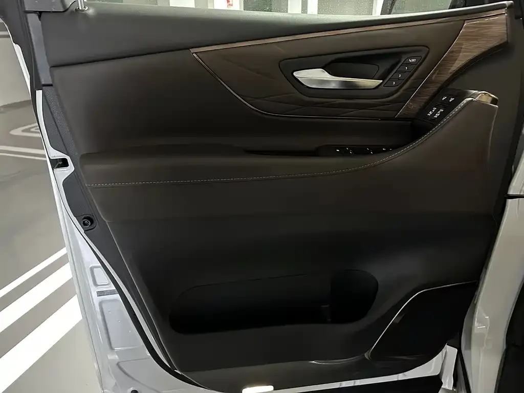 Toyota Alphard — фото 2