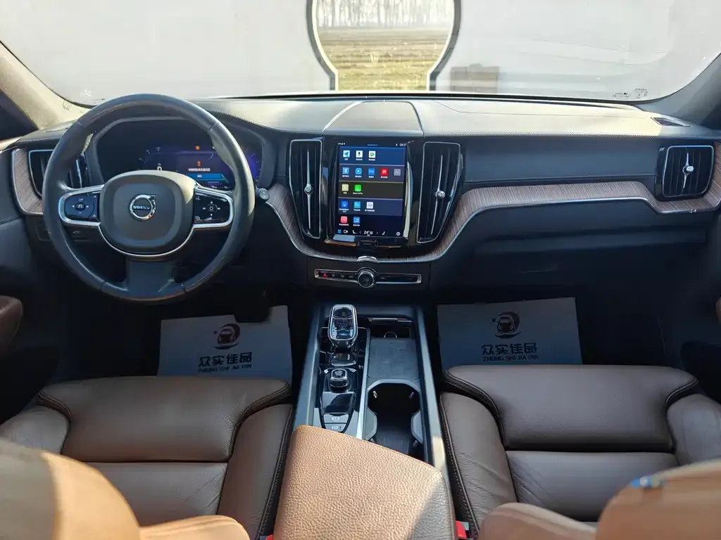 Volvo XC60 — фото 10