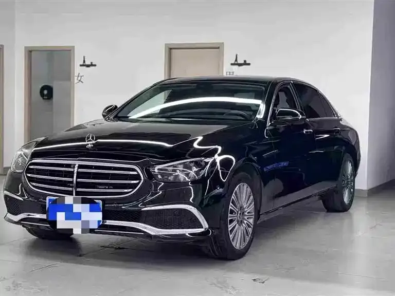 Mercedes-Benz E-Class — фото 1