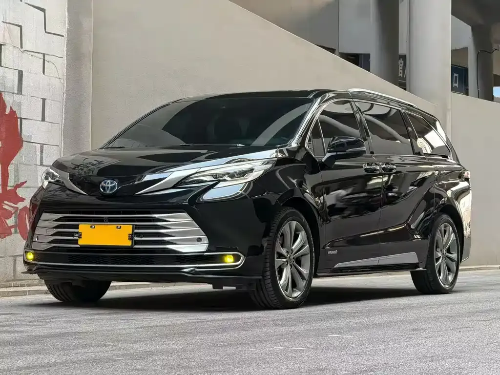 Toyota Sienna — фото 1