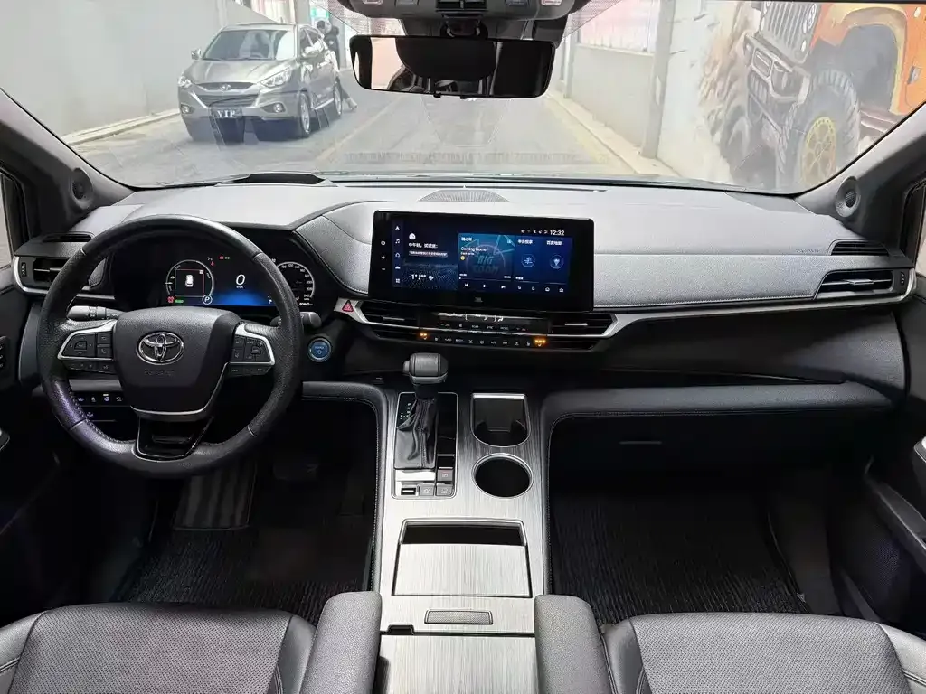 Toyota Sienna — фото 2