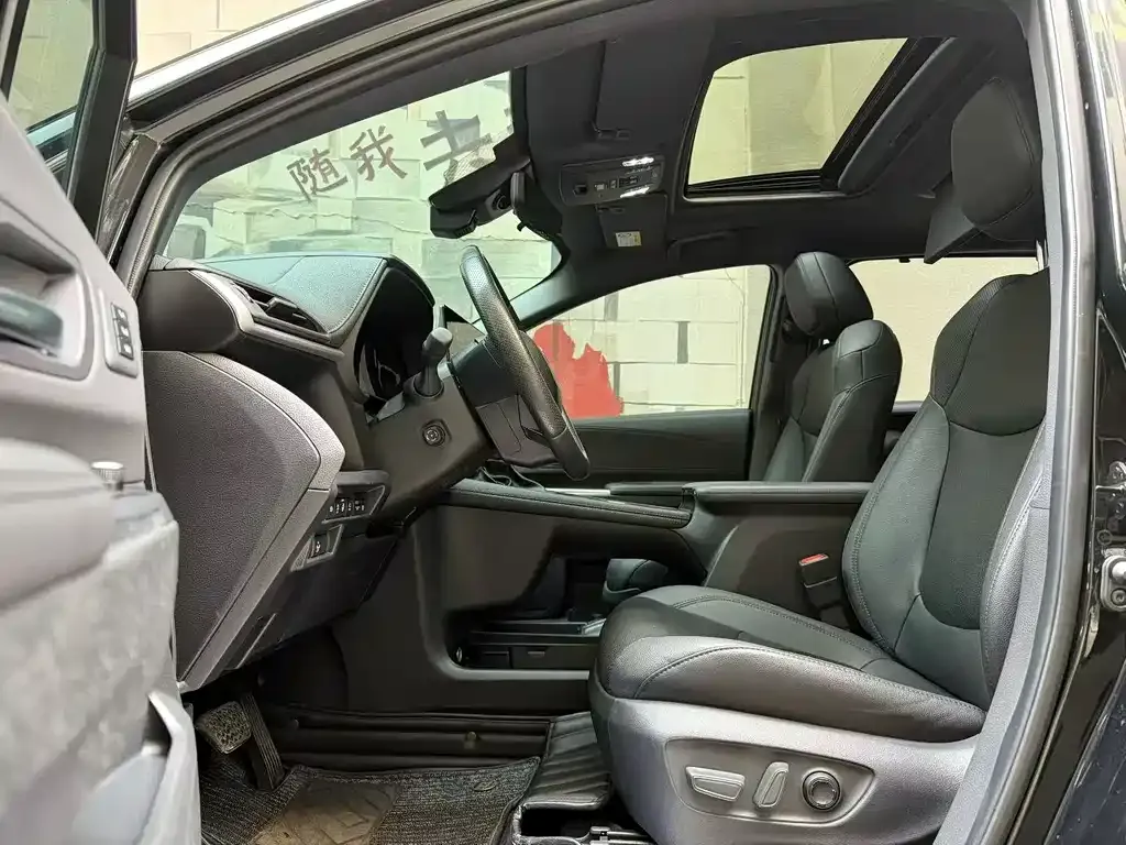 Toyota Sienna — фото 9