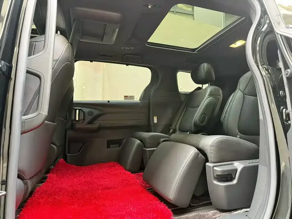 Toyota Sienna — фото 6