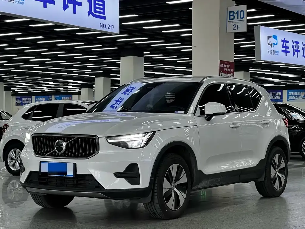 Volvo XC40 — фото 1