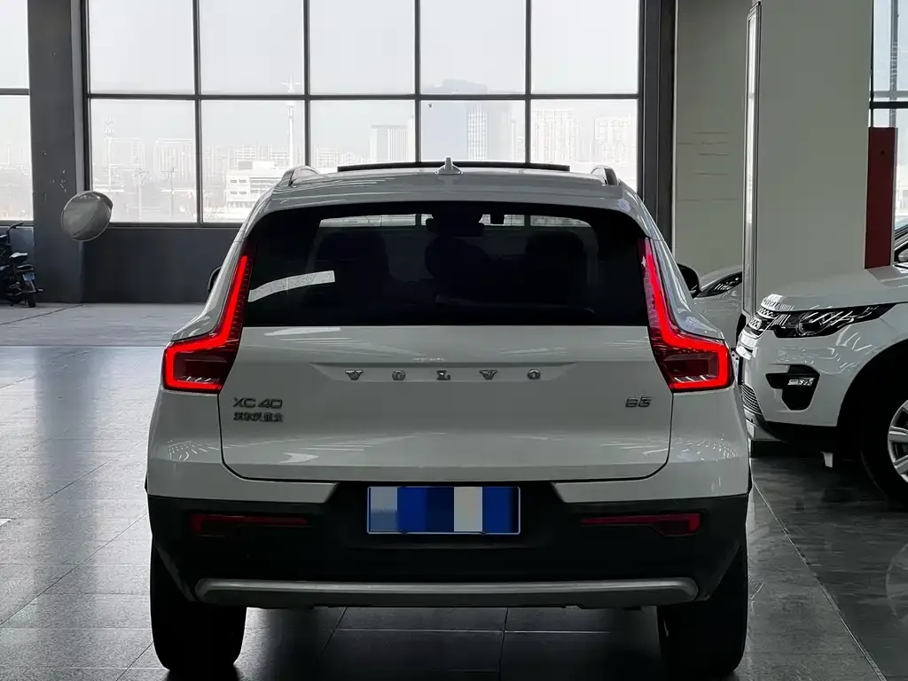 Volvo XC40 — фото 3