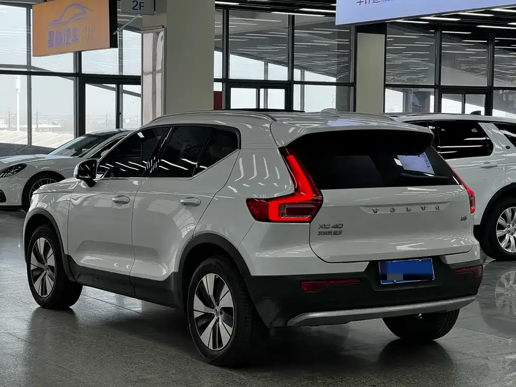 Volvo XC40 — фото 8