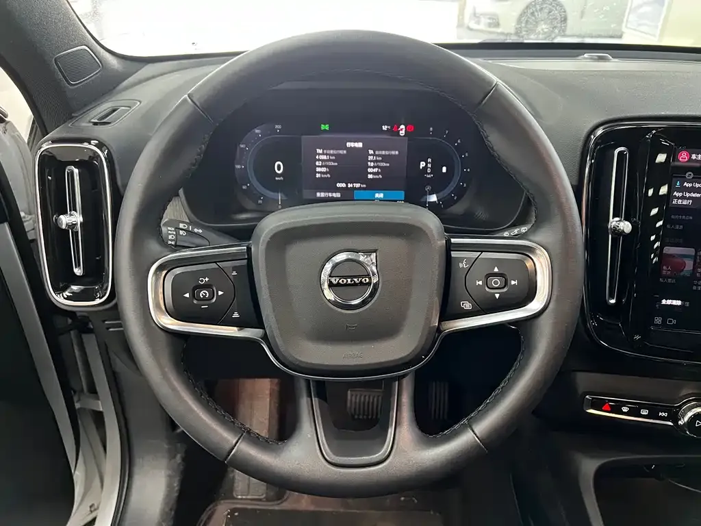 Volvo XC40 — фото 10