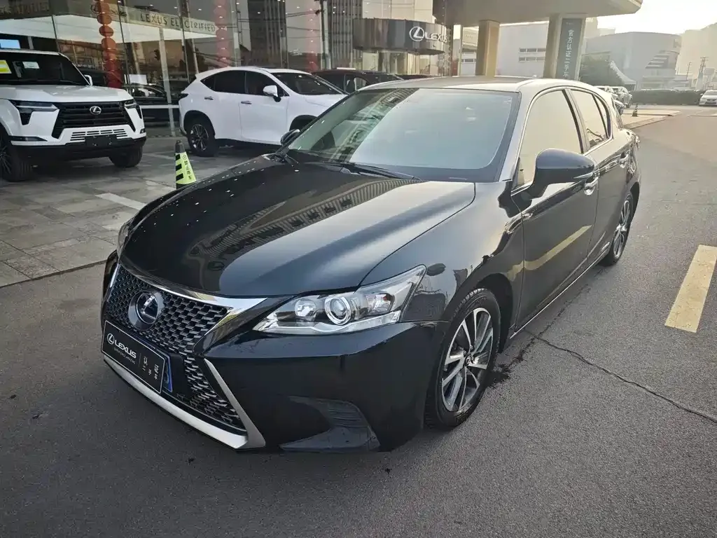 Lexus CT — фото 1