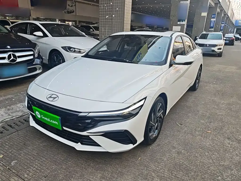 Hyundai Elantra — фото 1