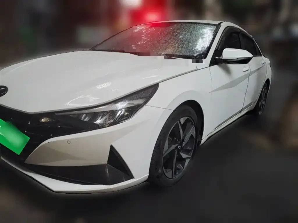 Hyundai Elantra — фото 1