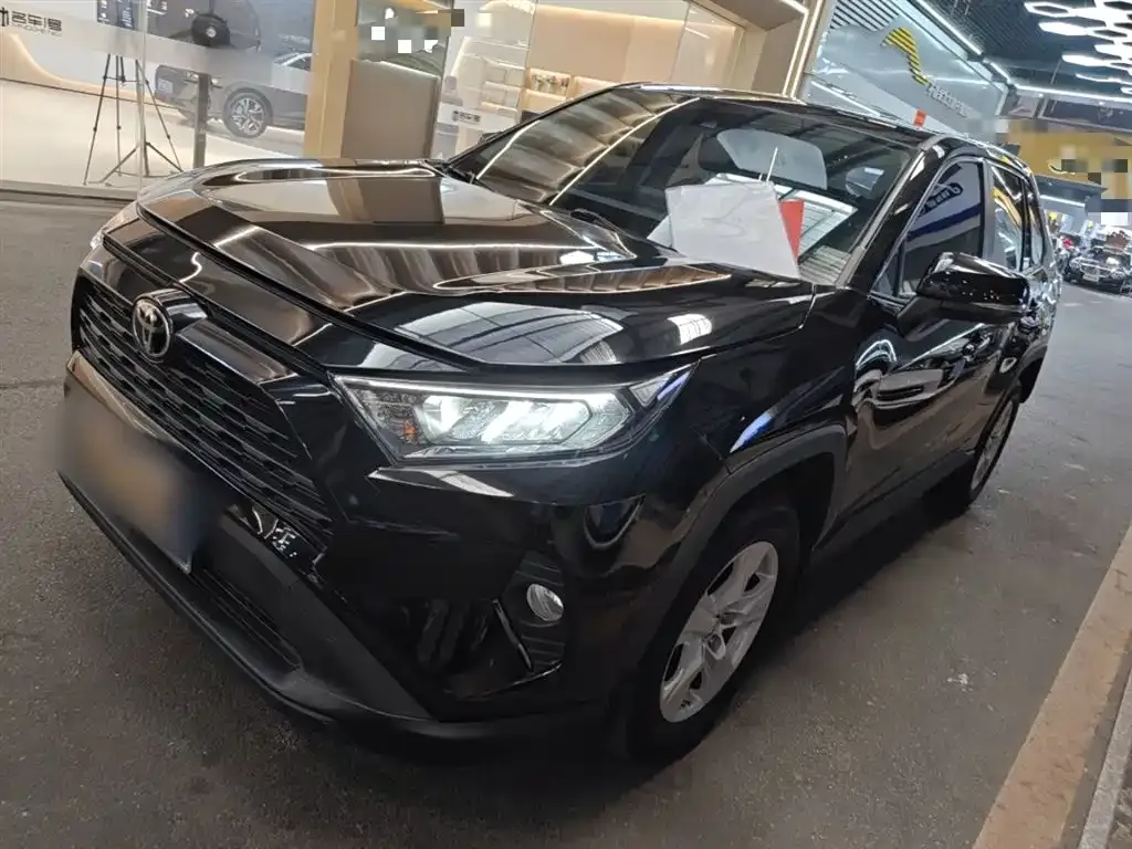 Toyota RAV4 — фото 1