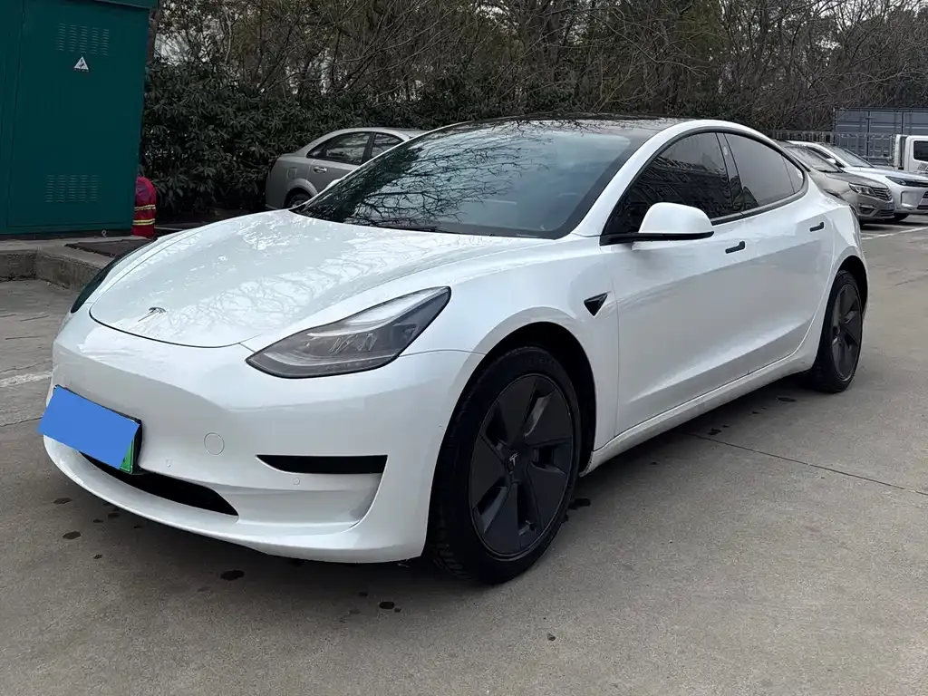 Tesla Model 3 — фото 1
