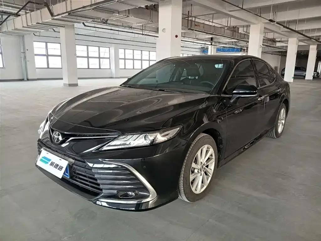 Toyota Camry — фото 1