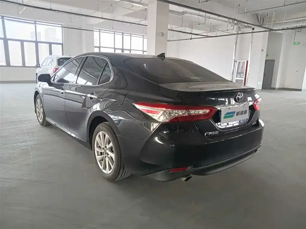 Toyota Camry — фото 9
