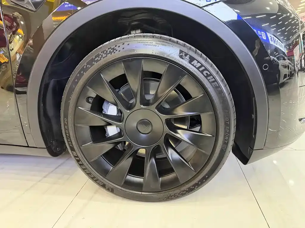 Tesla Model Y — фото 7