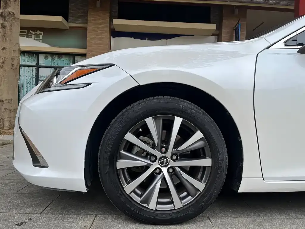 Lexus ES — фото 10