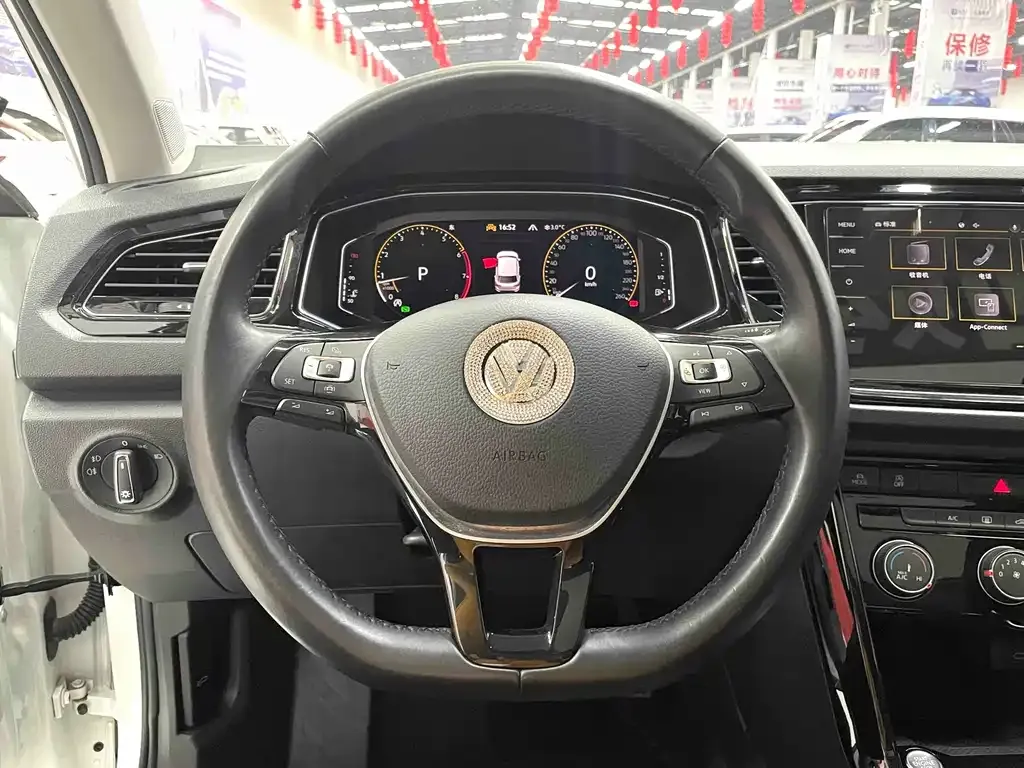 Volkswagen T-Roc — фото 3