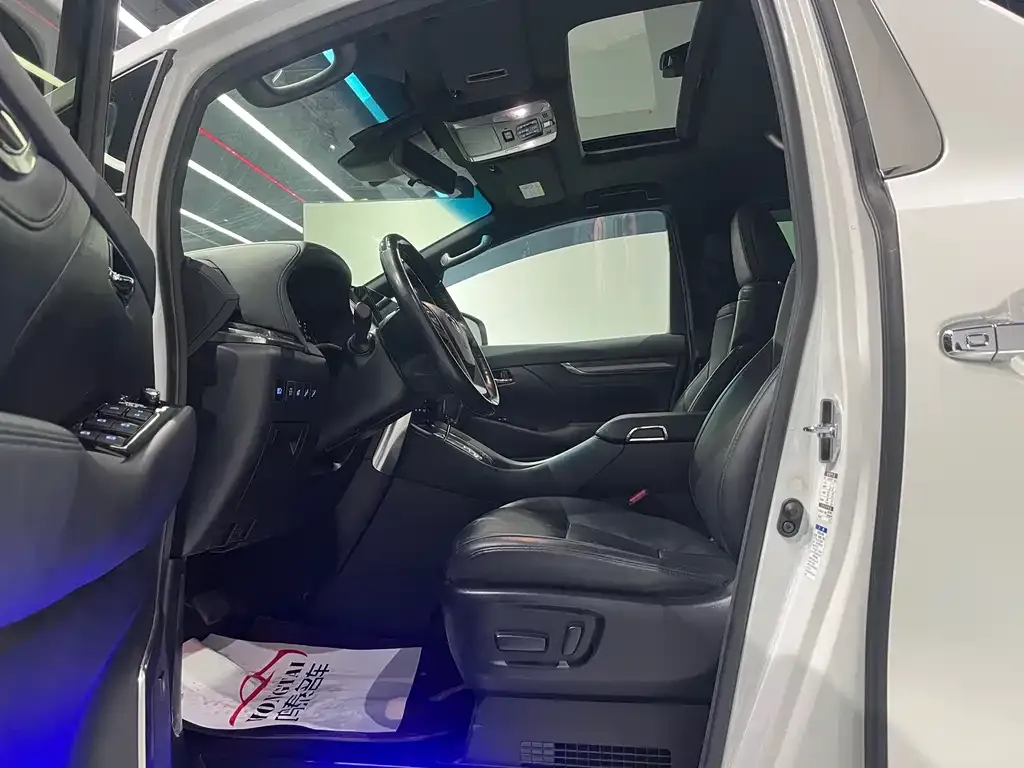 Toyota Alphard — фото 6