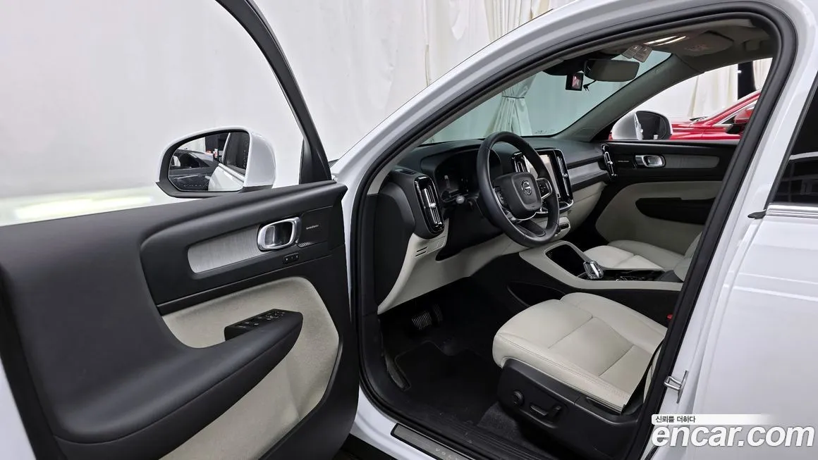 Volvo XC40 — фото 10