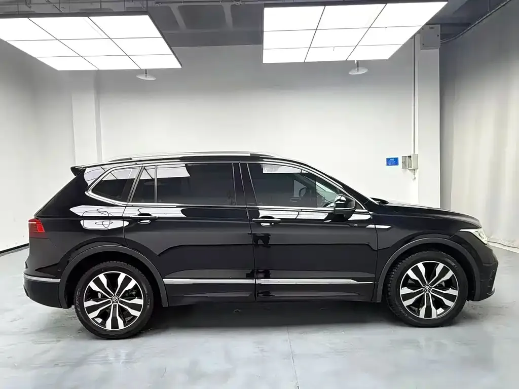Volkswagen Tiguan L — фото 8
