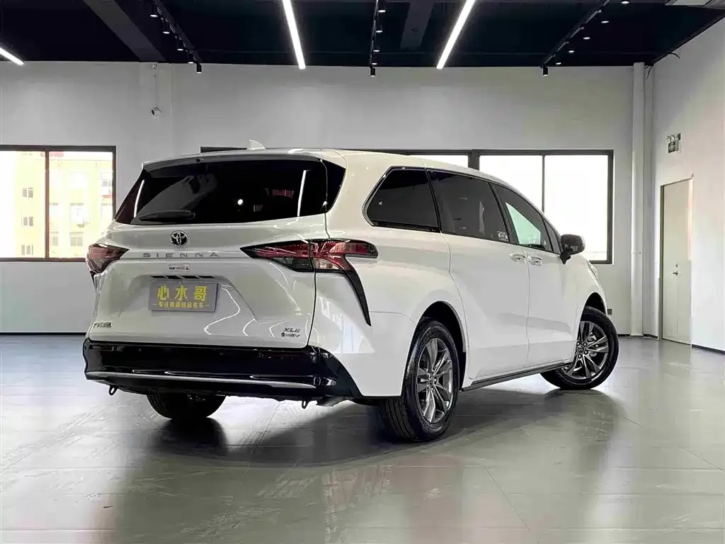 Toyota Sienna — фото 10